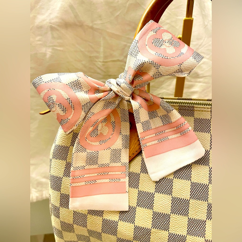 Elegant Checkered Bow Accent Handbag